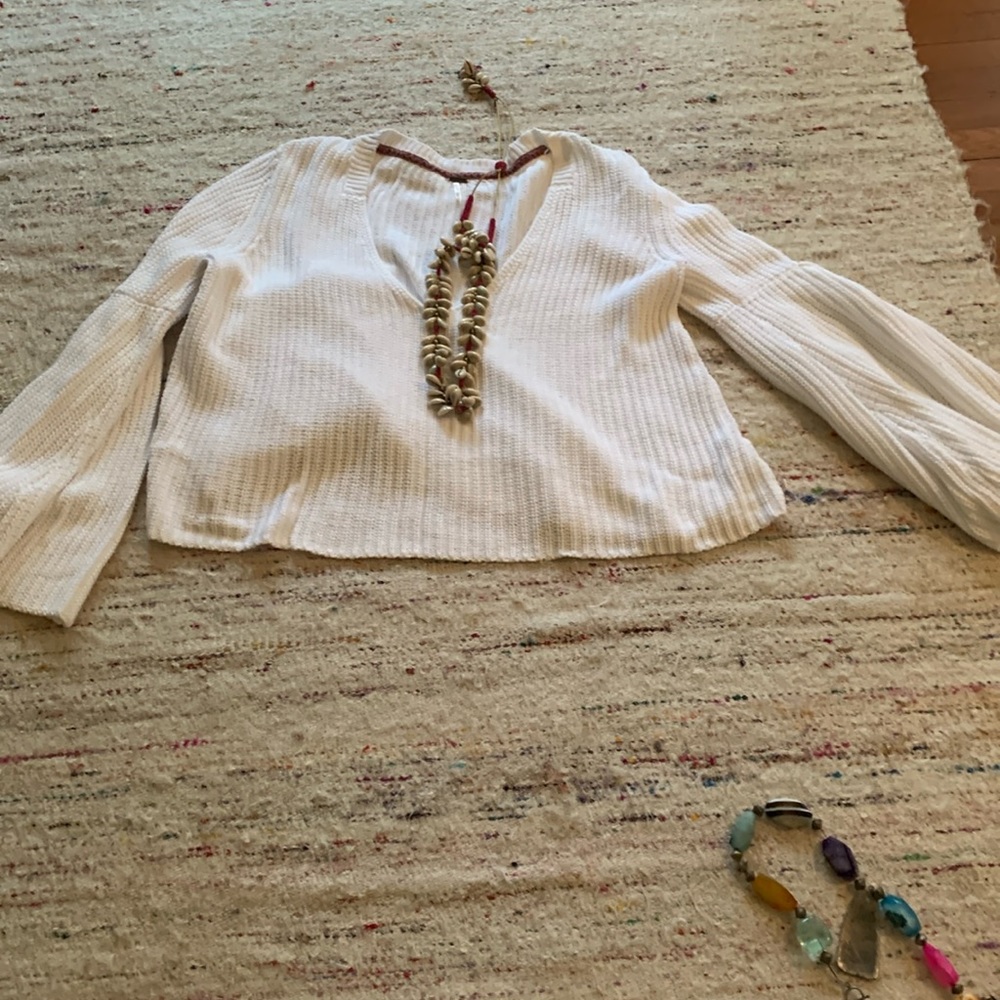 Free People oversized sweater in 100% cotton.Deep V,Special sleeves!